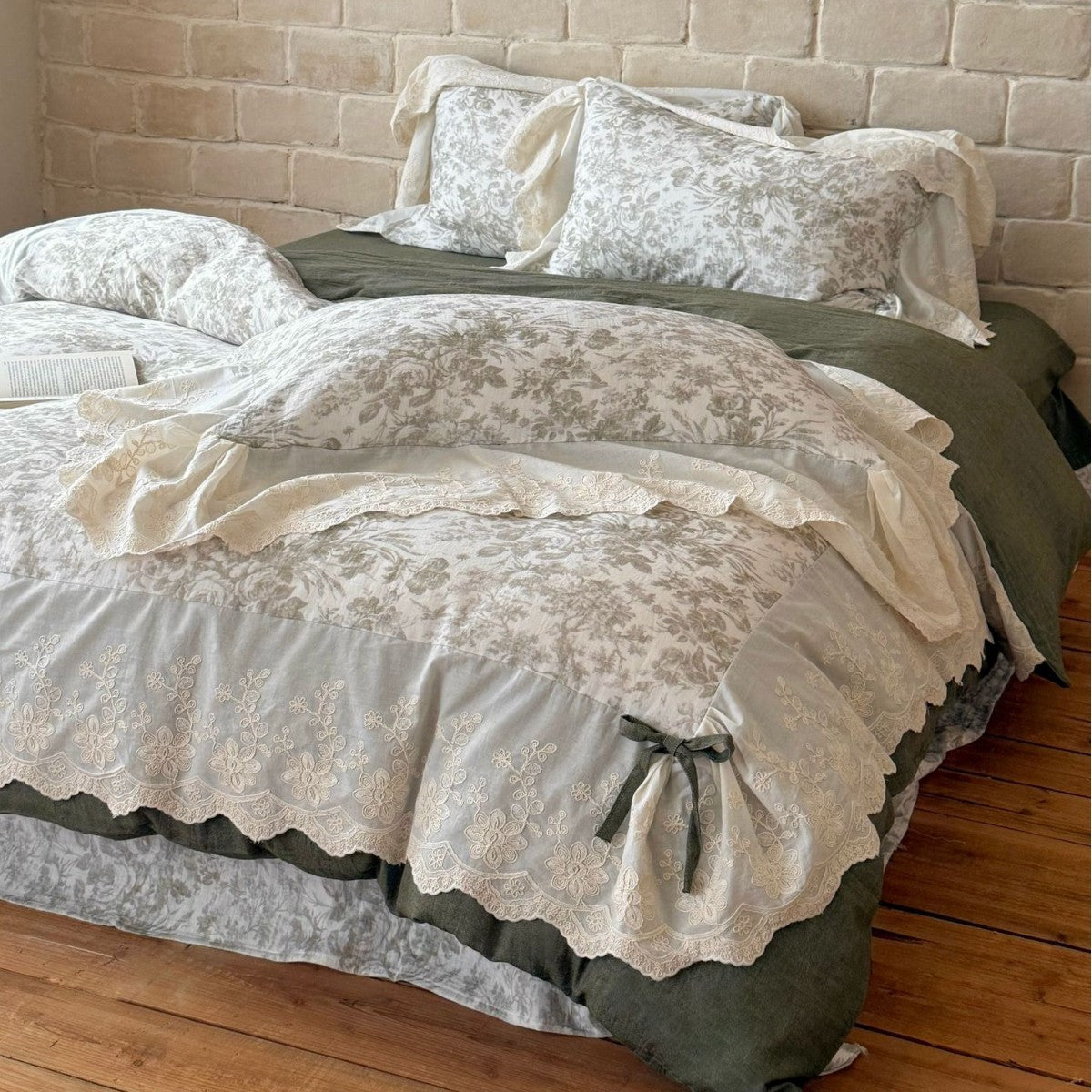 Cotton-Blend Floral Toile Bedding Set with Embroidered Lace Ruffles and Decorative Bows
